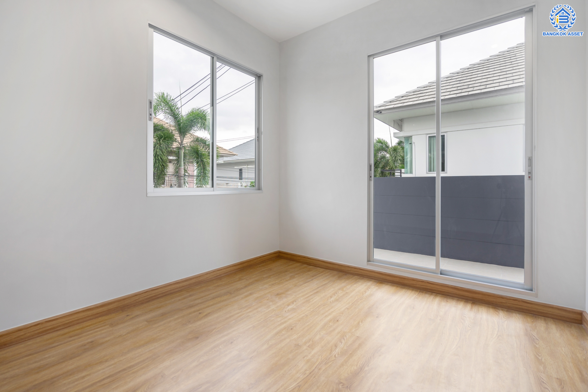 บ้านมือสองตกแต่งใหม่ ม.วิลล่าการ์เด้น3 บางกรวย-ไทรน้อย เนื้อที่ 52.6 ตร.ว. ฟังก์ชัน 3 ห้องนอน  3 ห้องน้ำ 1 ห้องอเนกประสงค์ จอดรถได้ 2 คัน บรรยากาศเป็นส่วนตัว บนทำเลศักยภาพ ใกล้เซ็นทรัลเวสต์เกต เชื่อมต่อหลายเส้นทาง ถ.รัตนาธิเบศร์, ถ.กาญจนาภิเษก และราชพฤกษ์ และรถไฟฟ้า "สถานีบางพลู"